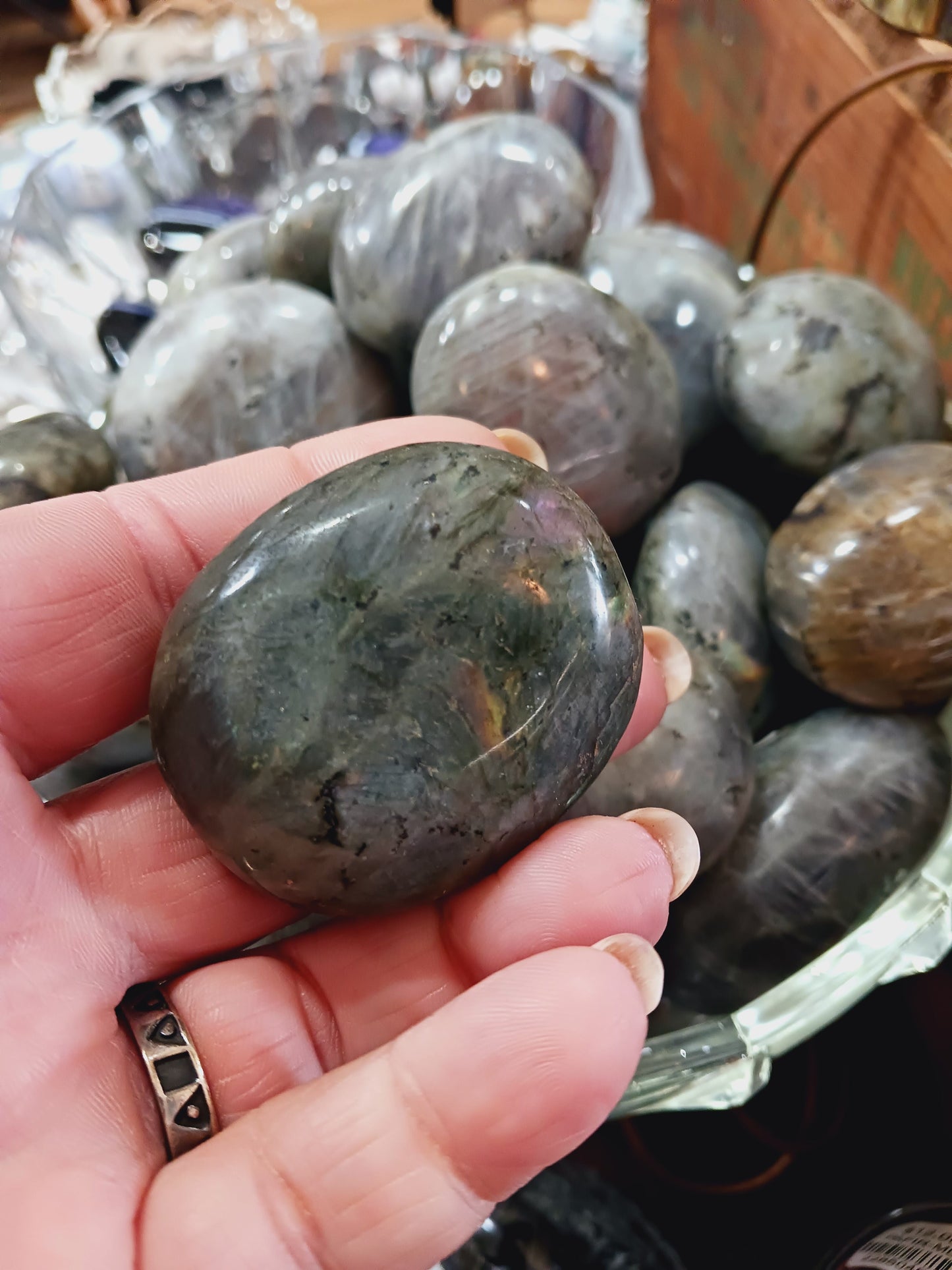 šāØ Labradorite Palmstone Intuitive Pick ā Magic Protection and Transformation 𤲠- PALM