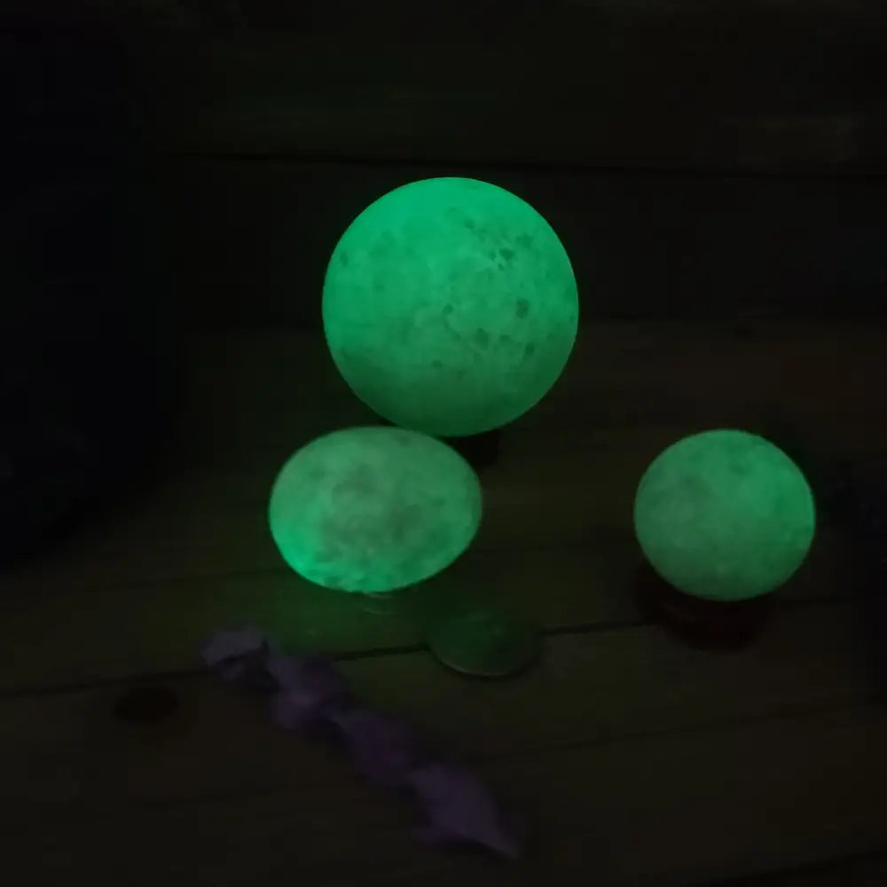 Glowing Spheres!!! Looks like the MOON! - Spheres