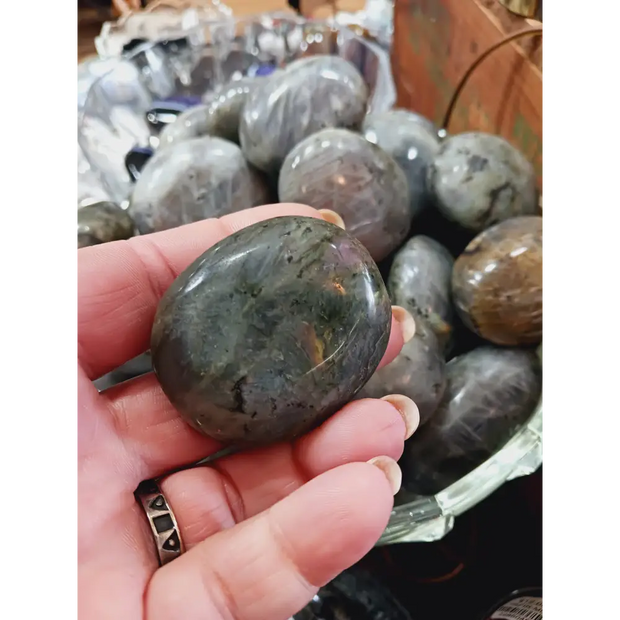 🌌✨ Labradorite Palmstone Intuitive Pick – Magic Protection and Transformation 🤲 - PALM