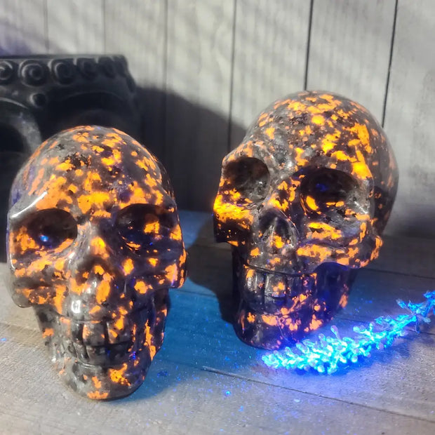 💀✨ Yooperlite Skulls – Glow-in-the-Dark Crystal Magic! 🔦🖤 - Carvings
